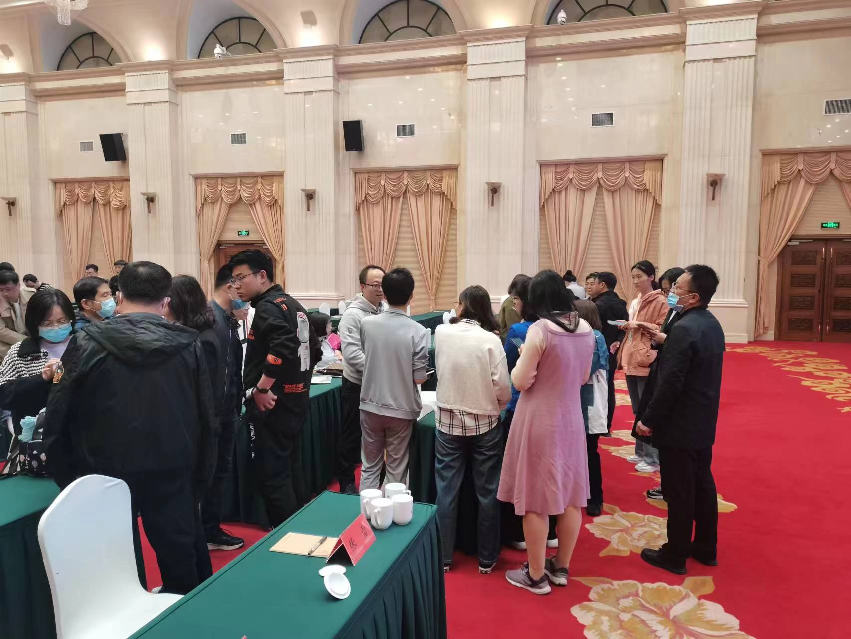 会间休息王超校长和与会的老师交流