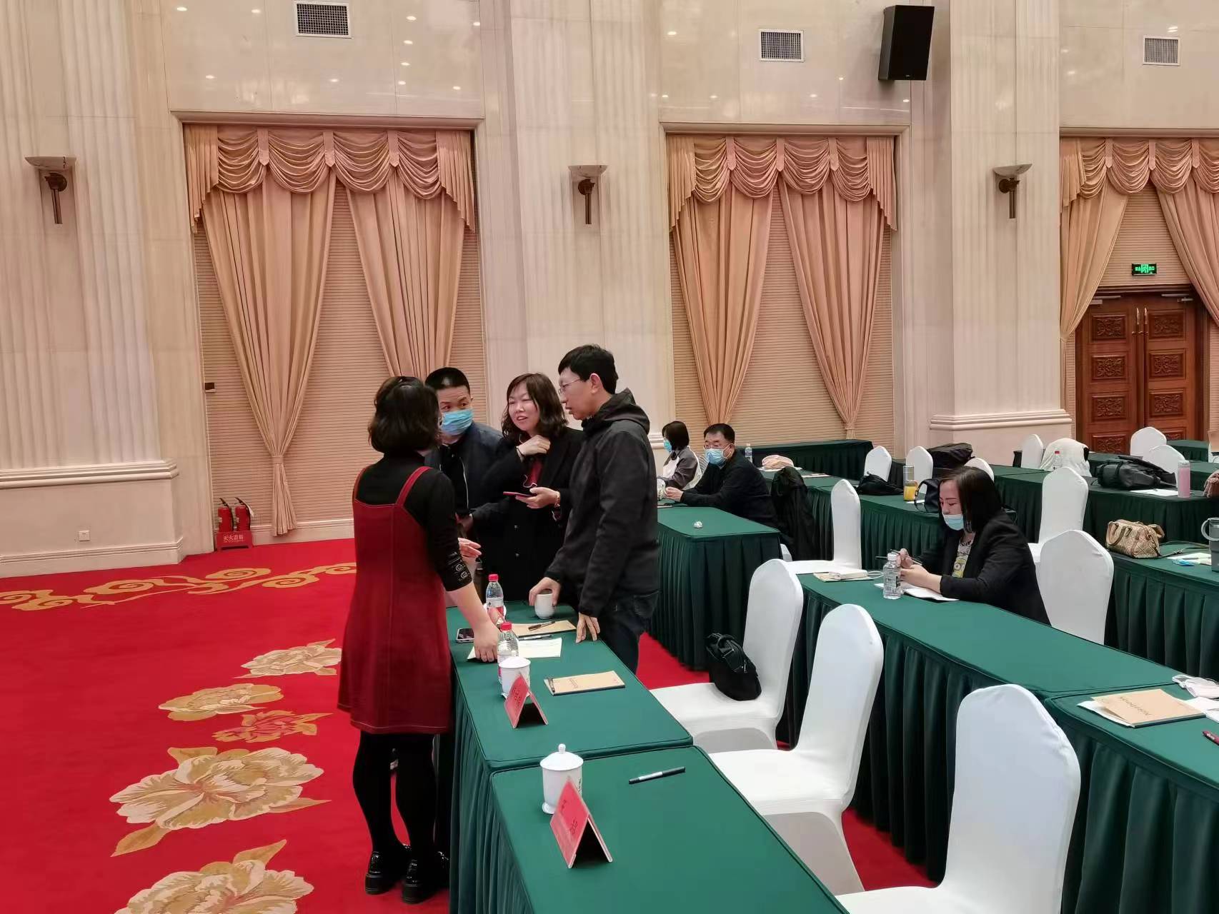 张雷老师和与会老师交流